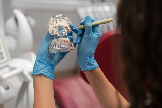 Sử dụng máy in 3D để tạo hàm răng giả tháo lắp chính xác.
