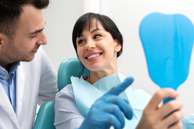 Sử dụng hàm răng giả tháo lắp để cải thiện nụ cười của bệnh nhân.