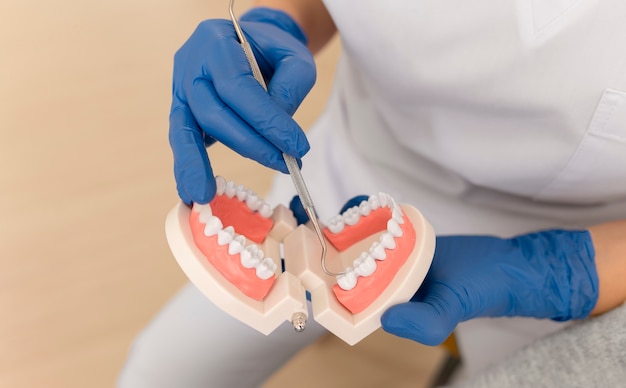 Phân biệt giữa hàm răng giả tháo lắp tạm thời và hàm răng giả tháo lắp cố định.