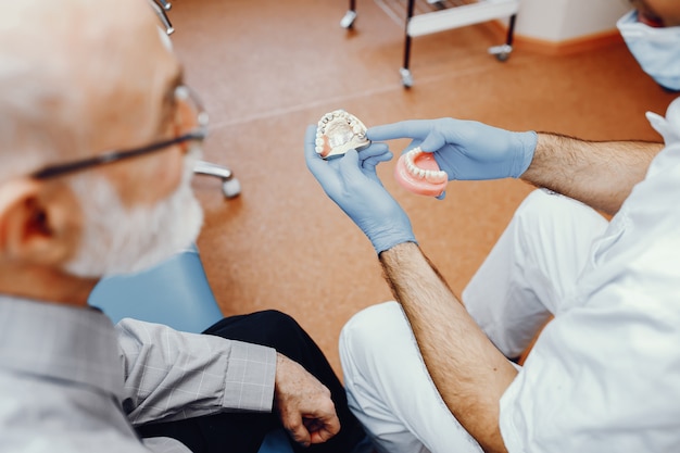 Làm thế nào để tạo hàm răng giả tháo lắp cho bệnh nhân có tình trạng răng mọc không đều.